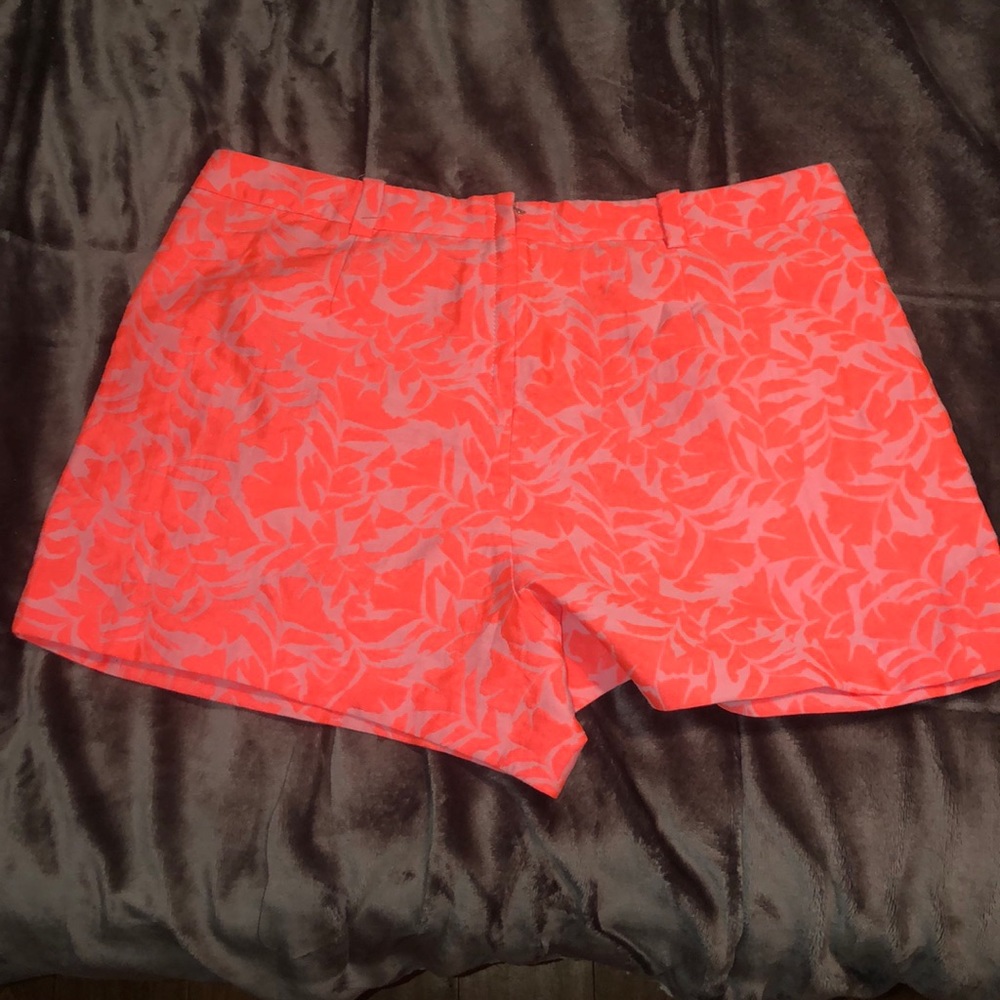 Leaf-like patterned shorts